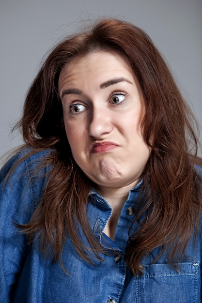 Retrato de mujer joven con expresión facial sorprendida