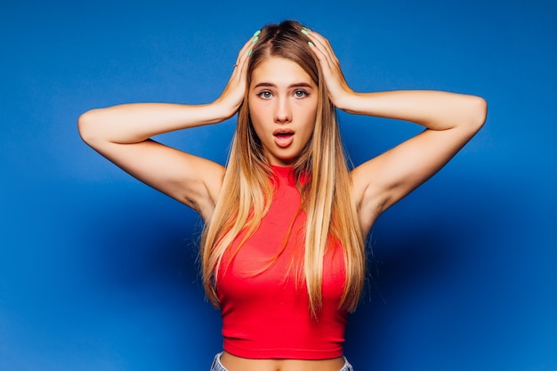 Retrato de mujer joven con expresión facial sorprendida