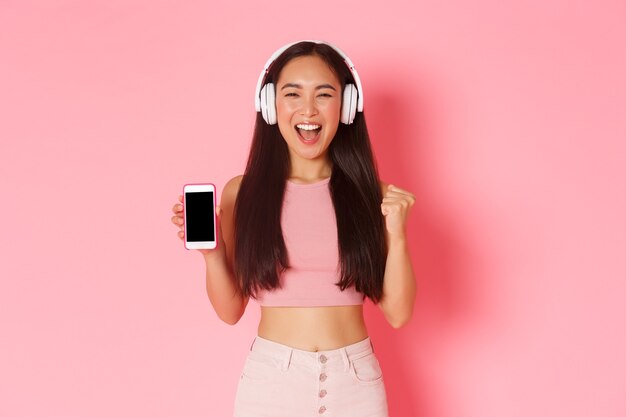 Retrato de mujer joven expresiva con auriculares escuchando música