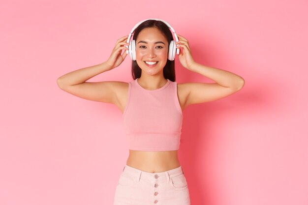 Retrato de mujer joven expresiva con auriculares escuchando música