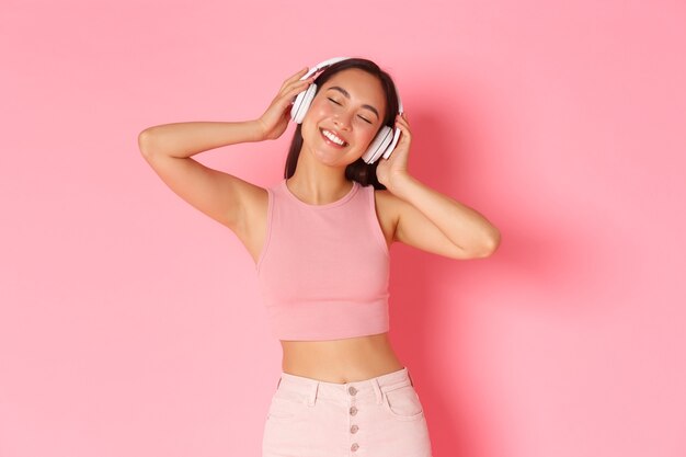 Retrato de mujer joven expresiva con auriculares escuchando música