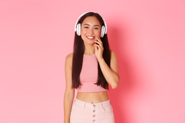 Retrato de mujer joven expresiva con auriculares escuchando música