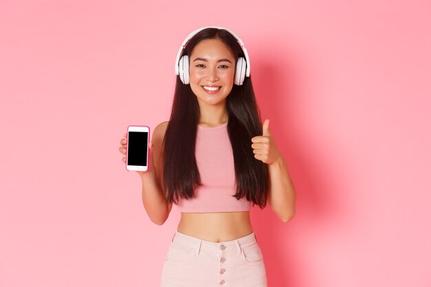 Retrato de mujer joven expresiva con auriculares escuchando música