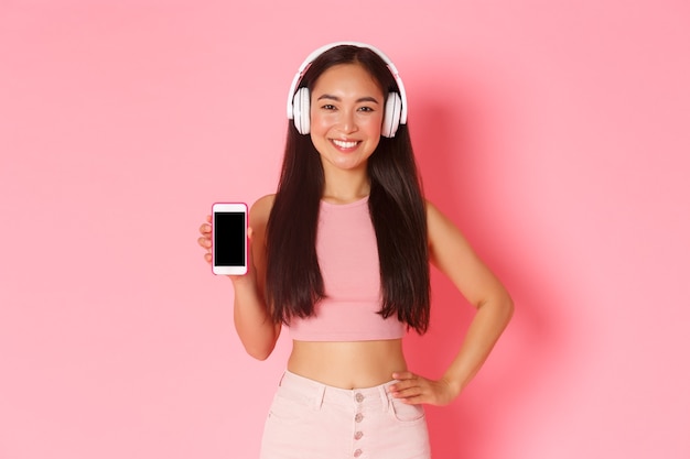 Retrato de mujer joven expresiva con auriculares escuchando música