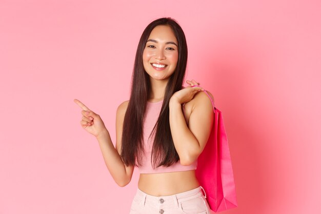 Retrato de mujer joven expresiva con bolsas de la compra.