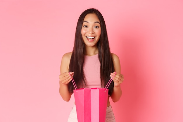 Retrato de mujer joven expresiva con bolsas de la compra.