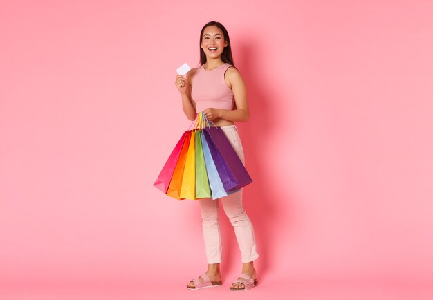 Retrato de mujer joven expresiva con bolsas de la compra.