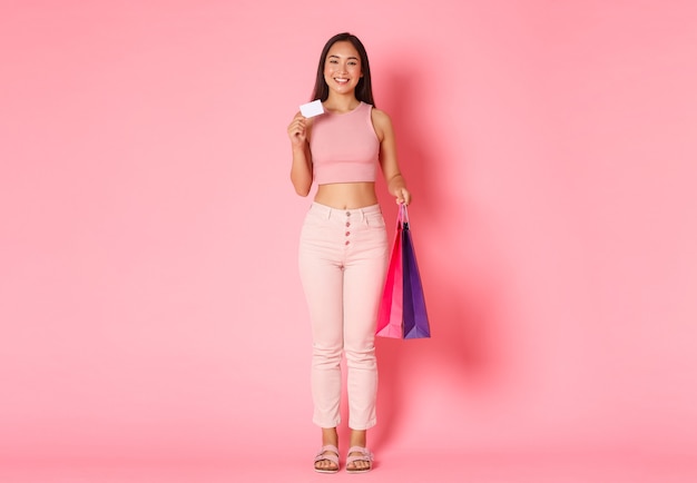 Retrato de mujer joven expresiva con bolsas de la compra.