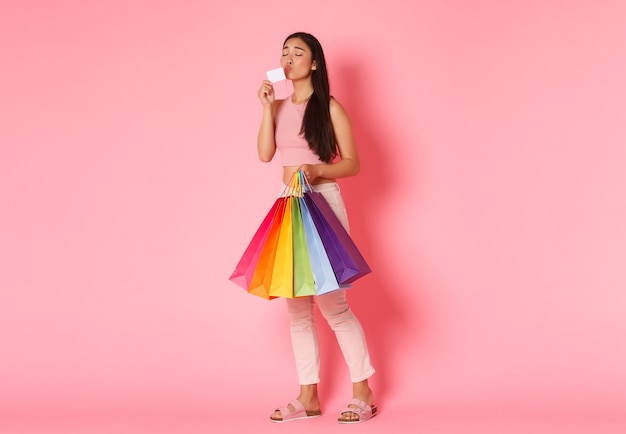 Retrato de mujer joven expresiva con bolsas de la compra.