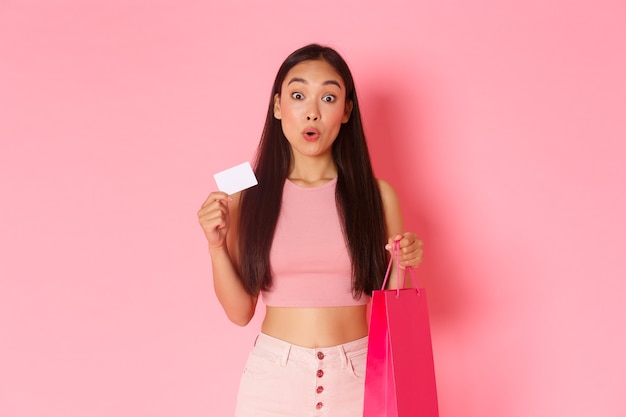 Retrato de mujer joven expresiva con bolsas de la compra.