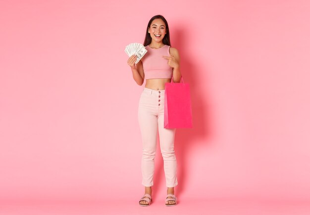 Retrato de mujer joven expresiva con bolsas de la compra.