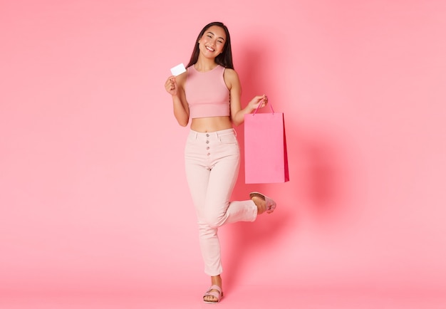 Retrato de mujer joven expresiva con bolsas de la compra.