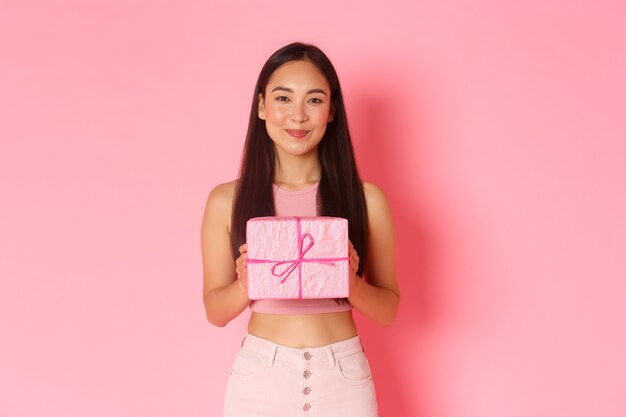 Retrato de mujer joven expresiva con caja de regalo