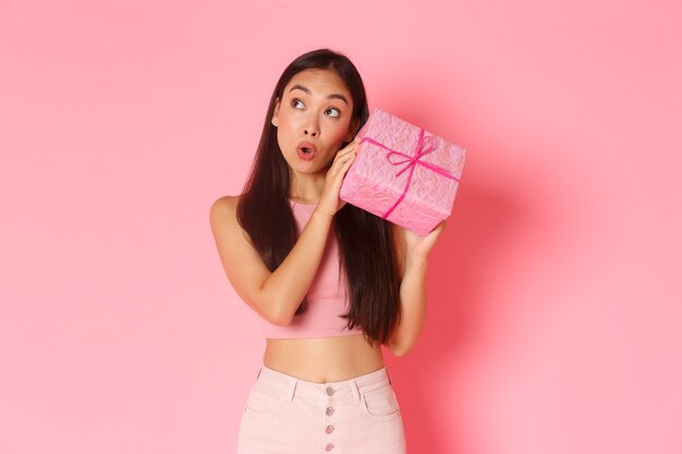 Retrato de mujer joven expresiva con caja de regalo