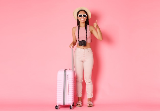 Retrato de mujer joven expresiva con maleta