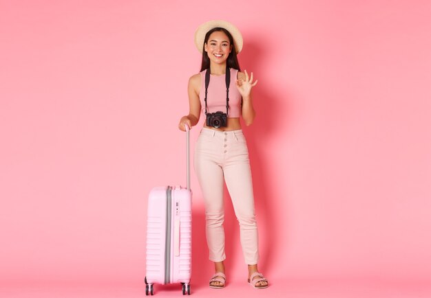 Retrato de mujer joven expresiva con maleta