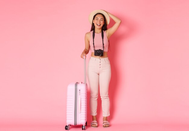 Retrato de mujer joven expresiva con maleta