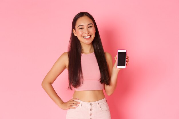 Retrato de mujer joven expresiva con móvil