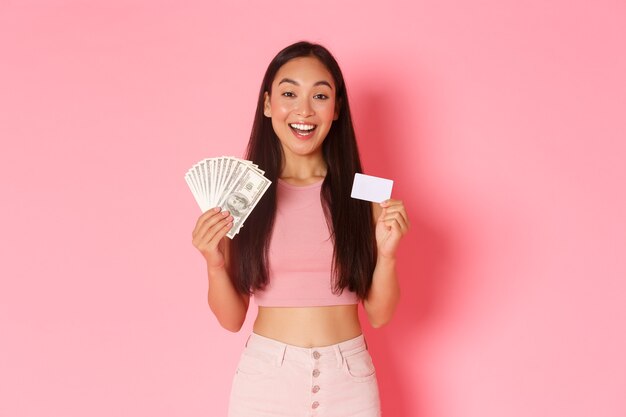 Retrato de mujer joven expresiva con tarjeta de crédito