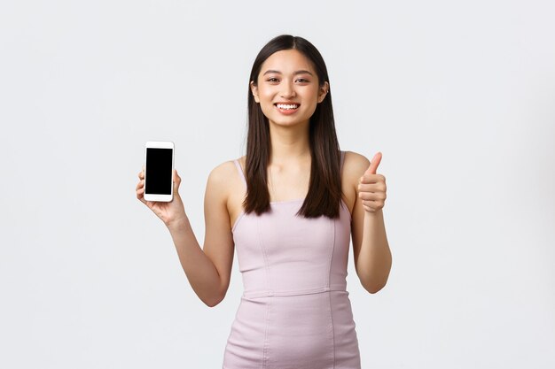 Retrato de mujer joven expresiva con teléfono