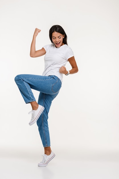 Retrato de mujer joven feliz celebrando el éxito