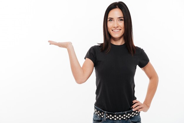 Retrato de una mujer joven feliz con copia espacio