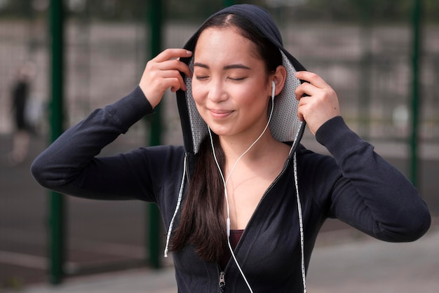 Foto gratuita retrato de mujer joven feliz de entrenar al aire libre