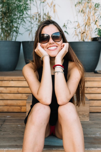 Foto gratuita retrato de una mujer joven feliz con gafas de sol