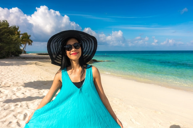 Retrato de mujer joven feliz en la hermosa villa de agua en la isla de Maldivas. Viajes y vacaciones. Tiro al aire libre