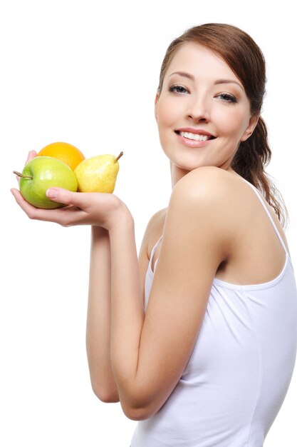 Retrato de mujer joven feliz riendo con frutas