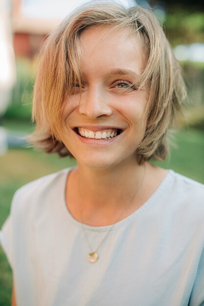 Retrato de mujer joven feliz sonriendo al frente