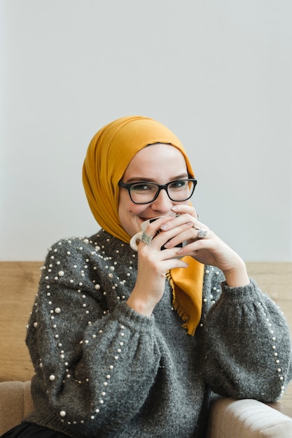 Retrato de mujer joven feliz sonriendo