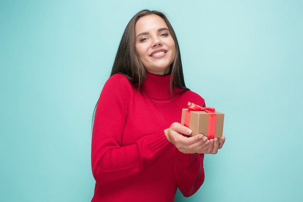 Foto gratuita retrato de mujer joven feliz sosteniendo un regalo