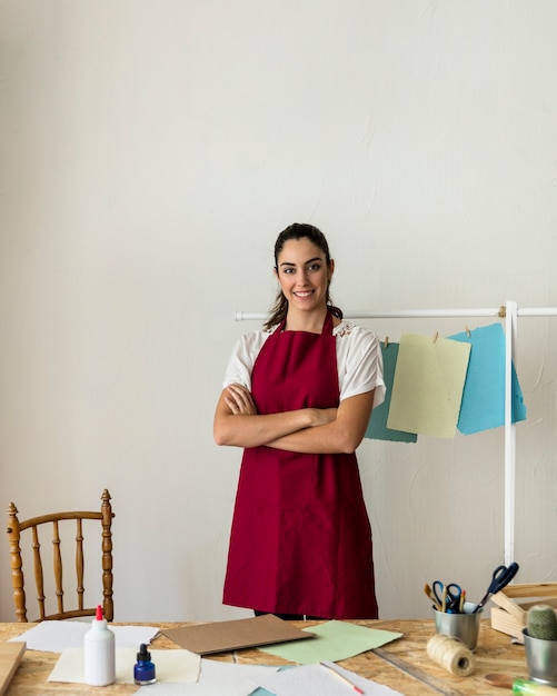 Foto gratuita retrato de una mujer joven feliz en el taller