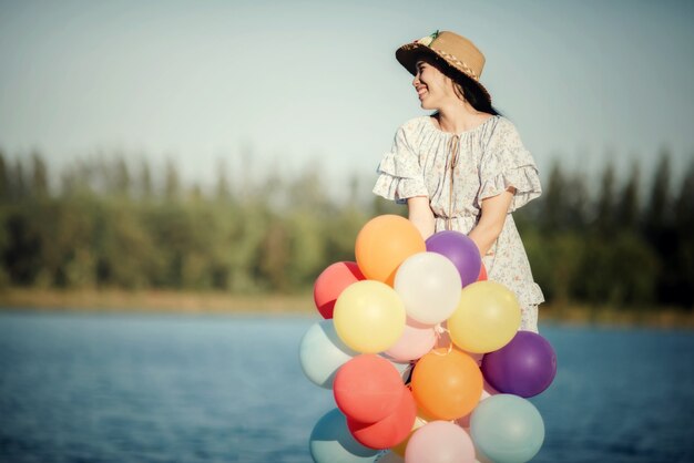 Retrato de una mujer joven feliz