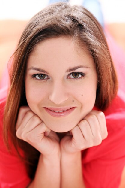 Retrato de mujer joven feliz