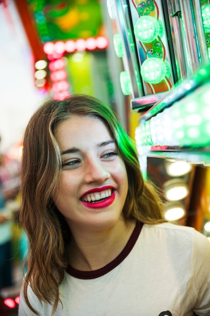 Foto gratuita retrato de una mujer joven feliz