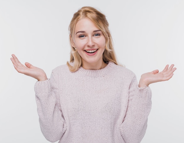 Retrato de mujer joven feliz