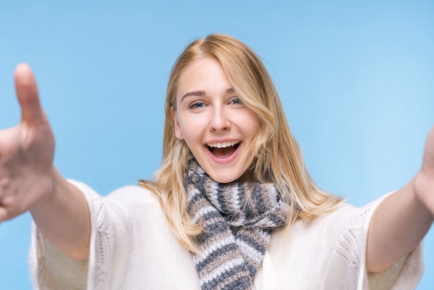 Foto gratuita retrato de mujer joven feliz