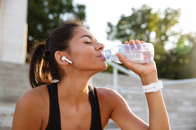 Retrato de una mujer joven fitness en auriculares