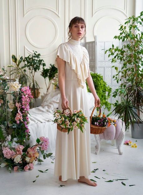 Retrato de mujer joven con flores luciendo un vestido boho chic