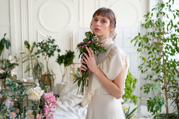 Retrato de mujer joven con flores luciendo un vestido boho chic