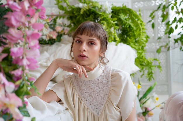 Retrato de mujer joven con flores luciendo un vestido boho chic