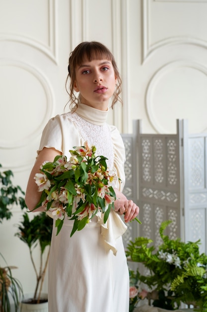 Retrato de mujer joven con flores luciendo un vestido boho chic