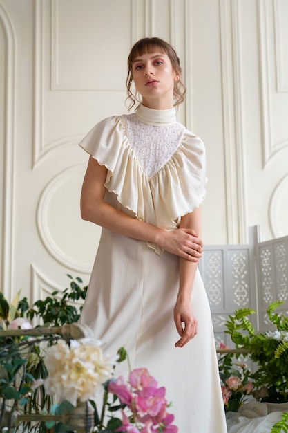 Retrato de mujer joven con flores luciendo un vestido boho chic