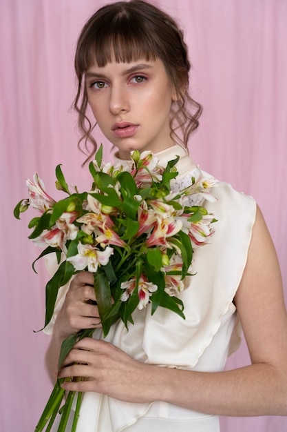 Retrato de mujer joven con flores luciendo un vestido boho chic