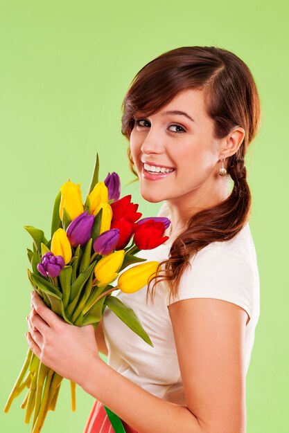 Retrato de una mujer joven con flores de primavera