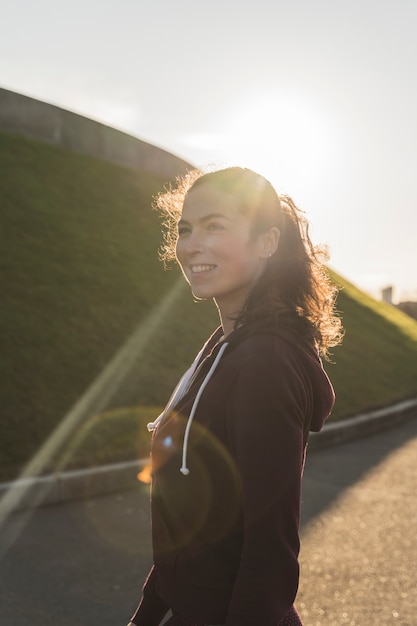 Foto gratuita retrato de mujer joven en forma al aire libre