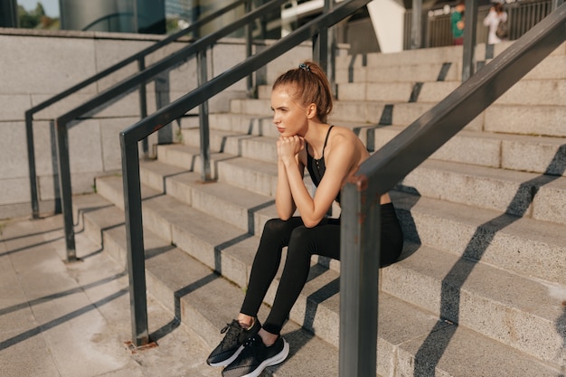 Retrato de mujer joven en forma y deportiva