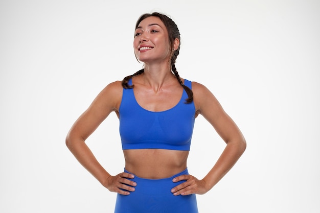 Retrato de mujer joven en forma entrenando para culturismo